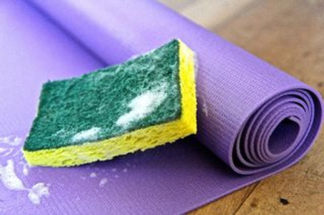 Cách vệ sinh thảm tập Yoga cùng với xà phòng